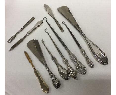 A mixed lot of silver mounted and other shoe horns and button hooks. Approx. 306 grams. Est. £30 - £50.