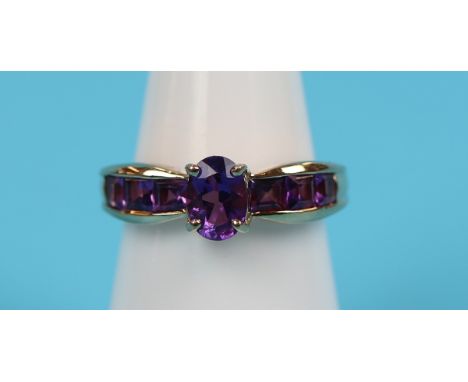 Gold amethyst set ring