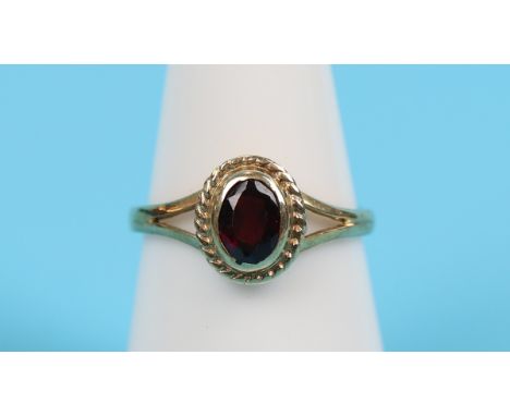 Gold ring set with cut gemstone - Possibly amethyst or garnet