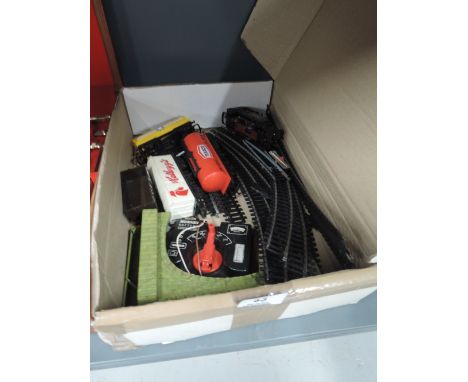 A Hornby 00 gauge goods set, 0-4-0 tank engine, four carriages and accessories