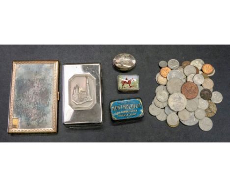 A small reproduction snuff box, detailed 925, the hinged cover with a panel of a horse with jockey up, 3.5 x 3 x 1cm, an oval