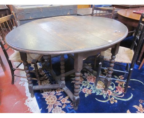 A Victorian oak gateleg table on bobbin turned supports 132cm extended
