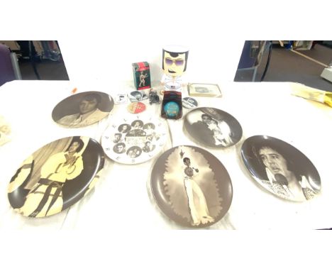 Selection of Elvis Presley miscellaneous to include wall hanging plates, lamp, badges etc 