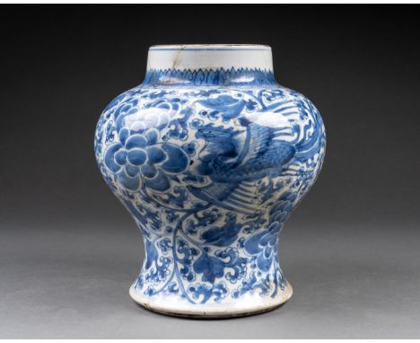 CHINE - Epoque KANGXI (1662-1722) POTICHE balustre à décor de phénix dans la végétation Porcelaine et bleu sous couverte H. 2