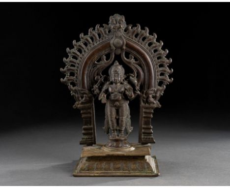 INDE du SUD - XIXe siècleShiva sous une mandorle de flammes surmontée d'une gueule de Makara Bronze patiné H. 21 cm - L. 15 c