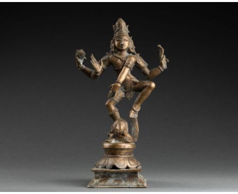 INDE - Vers 1900 Vishnu à quatre bras, dansant Bronze H. 21 cm 