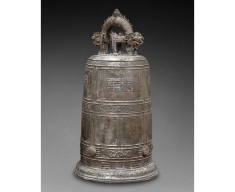 CHINE - XIXe siècle Très importante CLOCHE à décor sur plusieurs registres du trigramme, leiwen et sommet d'un dragon bicépha