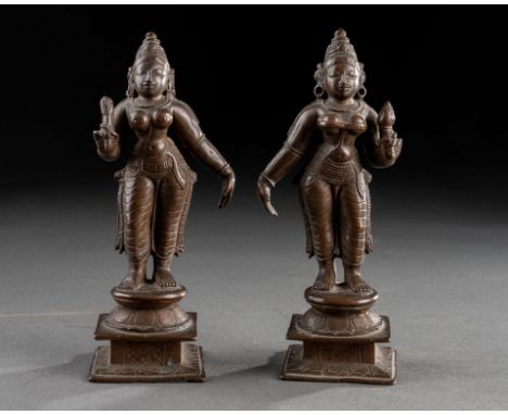 INDE du SUD - XIXe siècleBhu Devi et Sri Devi, les deux épouses de Vishnu Elles tiennent toutes les deux un lotus fermé dans 