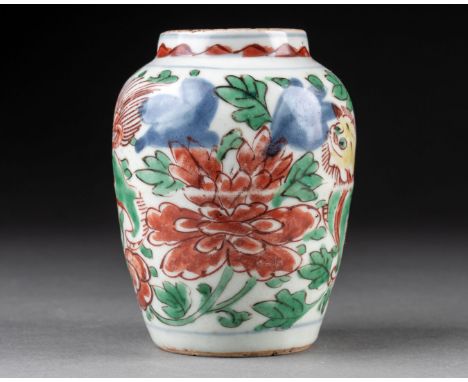 CHINE - Epoque KANGXI (1662-1722) Petite JARRE à décor de chiens de Fo dans la végétation Porcelaine et émaux wucai H. 10 cm