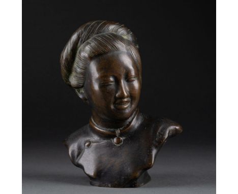 VIETNAM - Vers 1900Buste de vietnamienne Bronze patiné H. 14 cm 