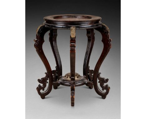 CHINE - XIXe siècle SELLETTE à cinq pieds réunis par une entretoise Bois, plateau de marbre, garniture de bronze H. 55 cm - L