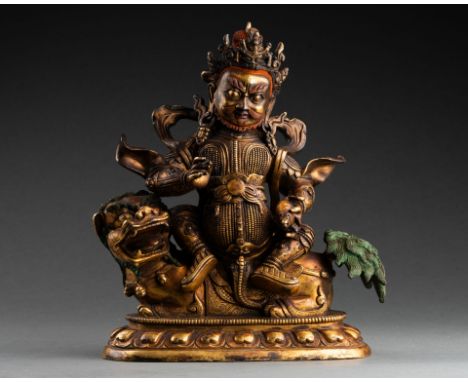 CHINE - XVIIIe siècle Bodhisattva assis sur un chien de Fô Bronze doré et patiné H. 20,5 cm - L. 15 cm 