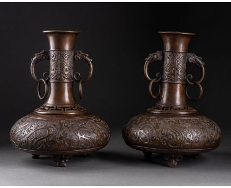 CHINE - XIXe siècle Paire de VASES à panse basse et décor de dragons stylisés Le col amovibles ajouré de leiwen Bronze à pati