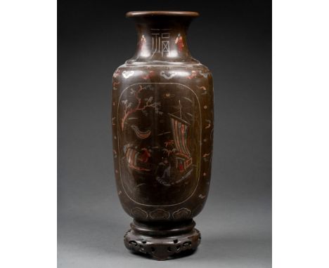 VIETNAM - Début XXe siècle VASE fuseau à col évasé et à décor en cartouches de scènes de batailles Le socle attenant Bronze n