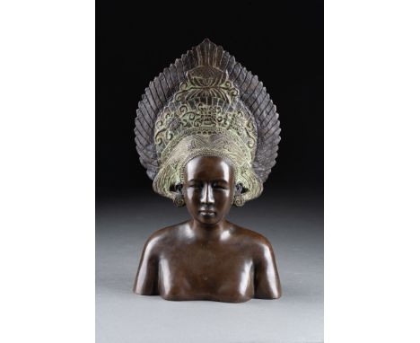 VIETNAM - XXe siècle Buste d'une danseuse balinaise Elle est coiffée d'une couronne évoquant la roue du paon Bronze à patine 