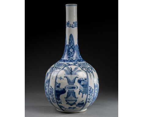 CHINE - XIXe siècleVASE bouteille à long col et à décor de quatre cartouches figurant des qilin alternant avec des objets mob