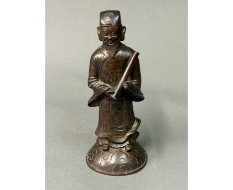 CHINE - Dynastie MING (1368-1644) Immortel debout sur les nuées et tenant dans ses bras un rouleau Bronze à patine brune nuan
