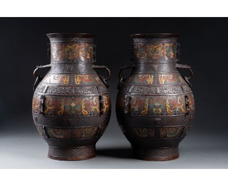 JAPON - XIXe siècle Paire de VASES balustres à décor archaïsant de masques Taotie Les anses annelées Bronze à patine brune et