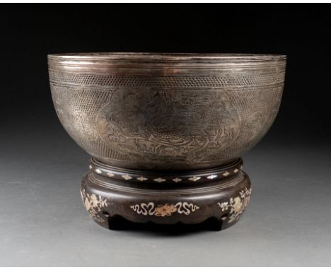 VIETNAM - Début XXe siècleGrand BOL à décor de cartouches figurant phénix et dragons dans les nuées Bronze argneté, socle en 