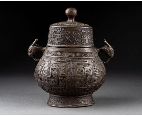 CHINE - XIXe ou XXe siècle VASE couvert à décor archaïsant Bronze patiné H. 21 cmlégères déformations 