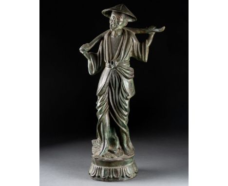 CHINE ou VIETNAM - Vers 1900Paysan à la palanche sur une base  lotiforme Bronze à patine verte H. 46 cm Petit manque à une de