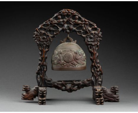 CHINE - XXe siècleCLOCHE et son SUPPORT à motifs de branches de prunus Bronze, bois, sculpté, ajouré et patiné H. 25,5 cm - L