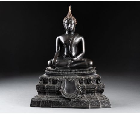 THAILANDE - XIXème siècle BOUDDHA esquissant le varada Mudra sur un socle à gradins Bronze à patine brune H. 27 cm - L. 21 cm