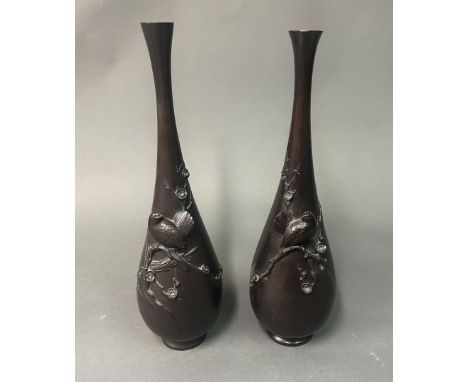 JAPON - Epoque MEIJI (1868-1912) Paire de VASES piriformes à long col et décor en haut-relief d'oiseau branché Bronze patiné 