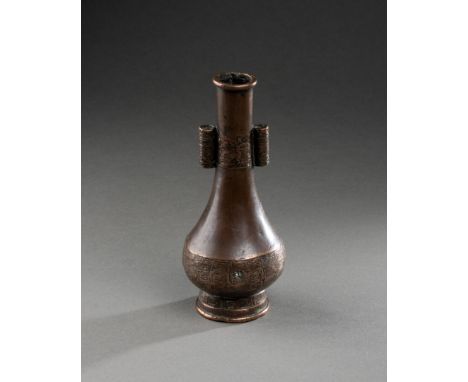 CHINE - XIXe sièclePetit VASES Hu à motifs de leiwen Bronze patiné H. 15,5 cm