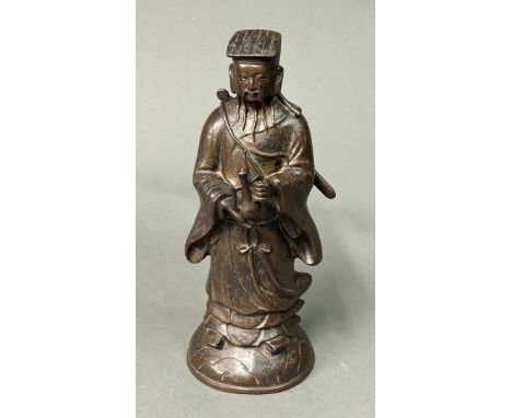 CHINE - Dynastie MING (1368-1644) Immortel debout sur les nuées et tenant dans ses mains une théière Bronze à patine brune nu