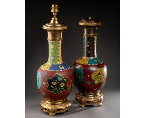 JAPON - XXe siècle Paire de VASES bouteilles à décor de fleurs dans leurs rinceaux stylisés Emaux cloisonnés, monture de bron