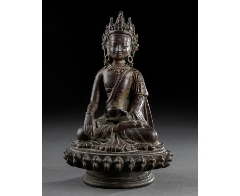 HIMALAYA - XIXe siècleBODHISATTVA esquissant le bhumisparsa mudra Il est assis sur un lotus Bronze patiné H. 16,5 cm 