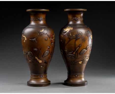 JAPON - Epoque MEIJI (1868-1912) Paire de VASES balustres à décor d'échassiers dans un paysage Bronze à triple patine, brune,