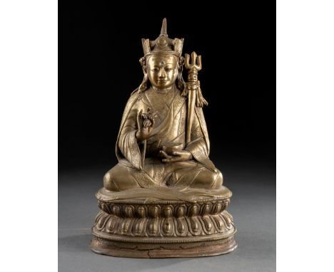 SINO-TIBETAIN - XIXE siècle Dignitaire assis sur un double lotus Bronze doré et ciselé H. 20,5 cm 