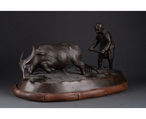 VIETNAM - Début XXe siècle Le labour Bronze patiné, socle de bois sculpté imitant le bambou H. 19,5 cm - L. 38 cm - P. 19,5 c