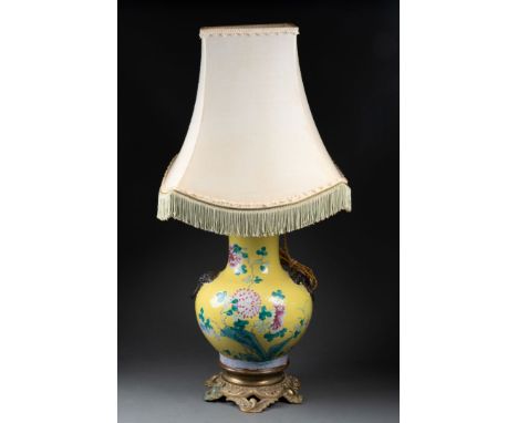 CHINE - XIXe siècle VASE à décor de paons et  chrysanthèmes Porcelaine et émaux polychromes sur fond jaune, monture européenn