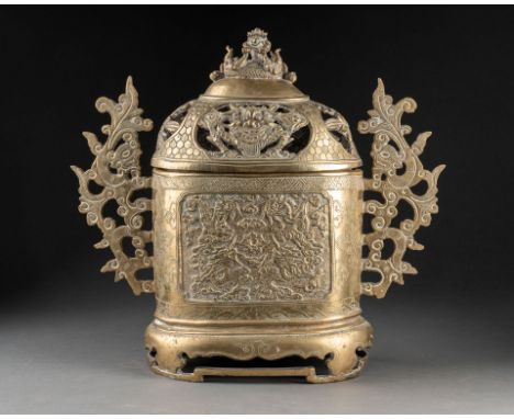 CHINE - XIXe siècleBRÛLE-PARUM de section ovale à décor de dragons Bronze H. 30 cm - L. 34 cm 