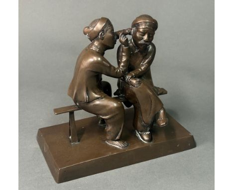 VIETNAM - Début du XXe siècle - Attribué à l'atelier Hoang Xuan Lan Le cureur d'oreille Bronze à patine brune H. 19 cm - L. 2
