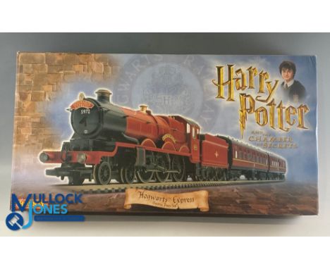 Hornby 00 Gauge Harry Potter and The Philosophers Stone Hogwarts Express Electric Train Locomotive set, in very light used co