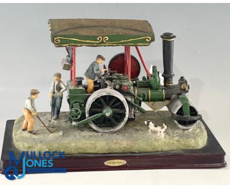 The Juliana Collection Steam Engine, traction engine. A good resin model In original box - size #15cm x 20cm x 31cm