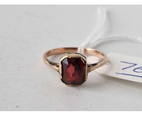 An antique fine garnet and 9ct rose gold ring size K 1.7g