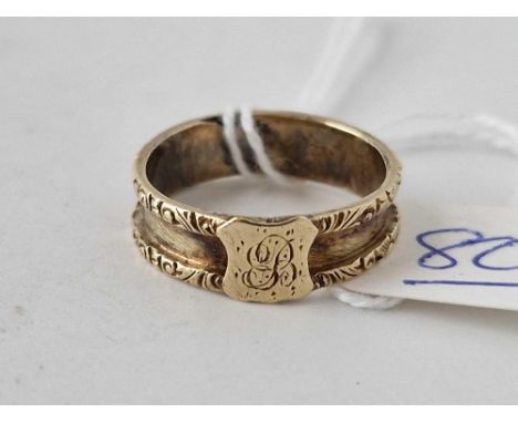 An early Victorian gold band ring with shield monogram size N 3g