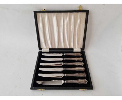 A boxed set of six silver handled tea knives