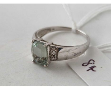 A stone set ring with diamond shoulders 9ct size V 3.1 gms