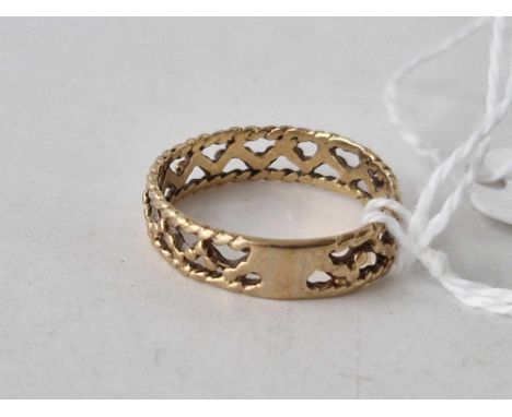 A decorative band ring 9ct size R 2.4 gms
