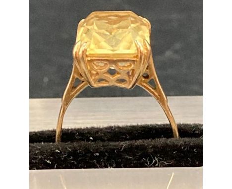 A 9ct gold citrine ring (Approximate Weight 4g) Size L