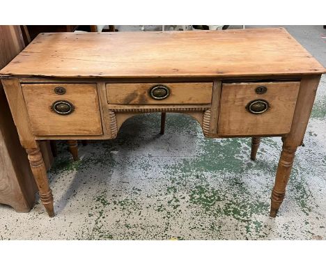 A vintage pine desk with turned legs and two deep drawers (H72cm W110cm D48cm)