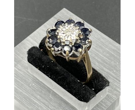 A 9ct gold daisy style ring