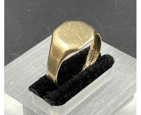 A 9ct gold signet ring (Approximate weight 4.2g) Size T