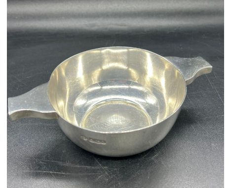 A hallmarked silver quaich bowl, approximate total weight 220g, Sheffield 1919 by William Hutton &amp; Sons Ltd (16 cm handle
